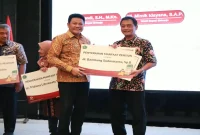 Bupati Sidoarjo Subandi saat menyerahkan SK Pensiun ASN di Hotel Luminor, Kamis (10/9/2026). (Foto Dok Ho/RadarBangsa.co.id)
