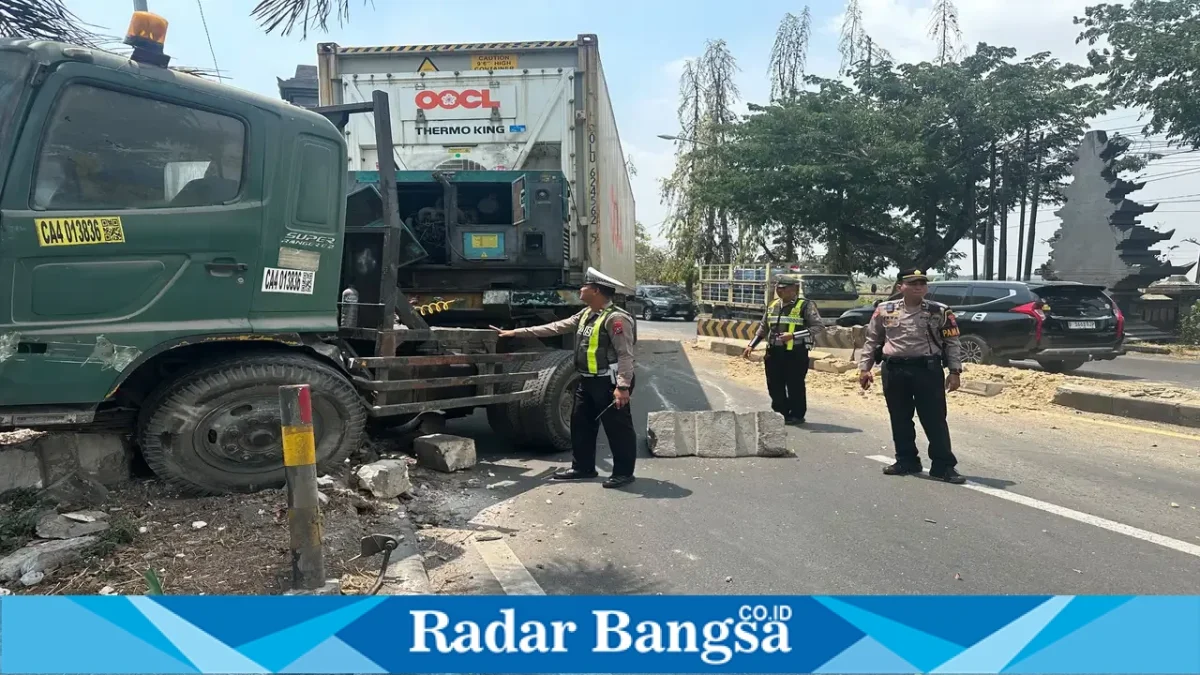 Petugas menangani truk trailer dalam perkara laka tunggal di Lamongan, Selasa, 22 September 2026. (Dok. Ho/RadarBangsa.co.id)