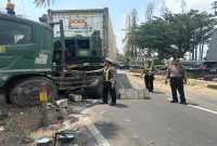 Petugas menangani truk trailer dalam perkara laka tunggal di Lamongan, Selasa, 22 September 2026. (Dok. Ho/RadarBangsa.co.id)
