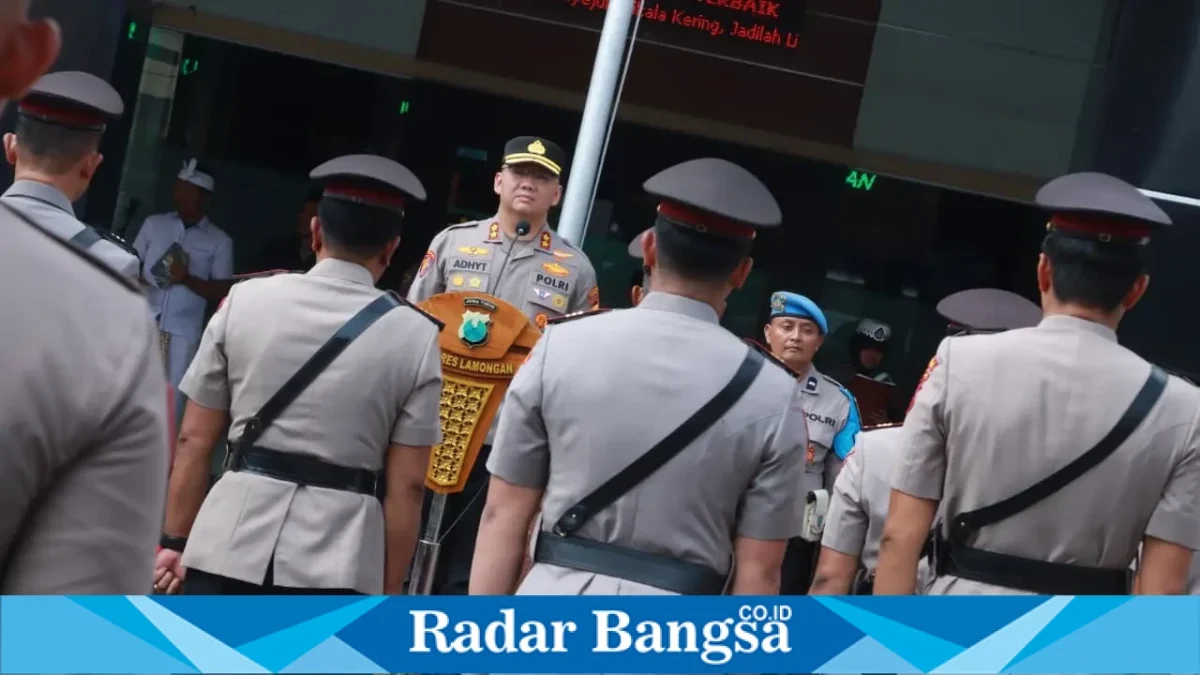 Kapolres Lamongan AKBP Adhytiawarman Gautama Putra memimpin upacara sertijab sejumlah pejabat Polres Lamongan, Sabtu (12/9/2026). (Foto Dok Ho/RadarBangsa.co.id)
