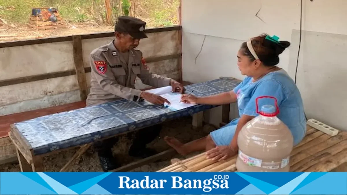 Petugas Polsek Laren memberikan teguran dan mendampingi pemilik warung menandatangani surat pernyataan terkait temuan tuak di Desa Pepangwot, Rabu (9/9/2026). (Foto Dok Ho/RadarBangsa.co.id)