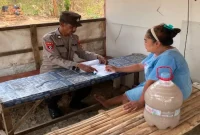 Petugas Polsek Laren memberikan teguran dan mendampingi pemilik warung menandatangani surat pernyataan terkait temuan tuak di Desa Pepangwot, Rabu (9/9/2026). (Foto Dok Ho/RadarBangsa.co.id)