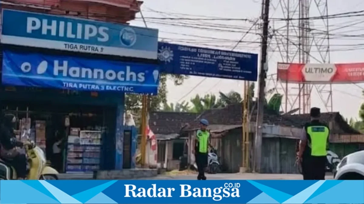 Personel Polsek Laren mengatur lalu lintas di depan SMPN 1 Laren, Selasa (15/9/2026). (Dok. Ho/RadarBangsa.co.id)