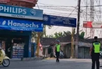 Personel Polsek Laren mengatur lalu lintas di depan SMPN 1 Laren, Selasa (15/9/2026). (Dok. Ho/RadarBangsa.co.id)