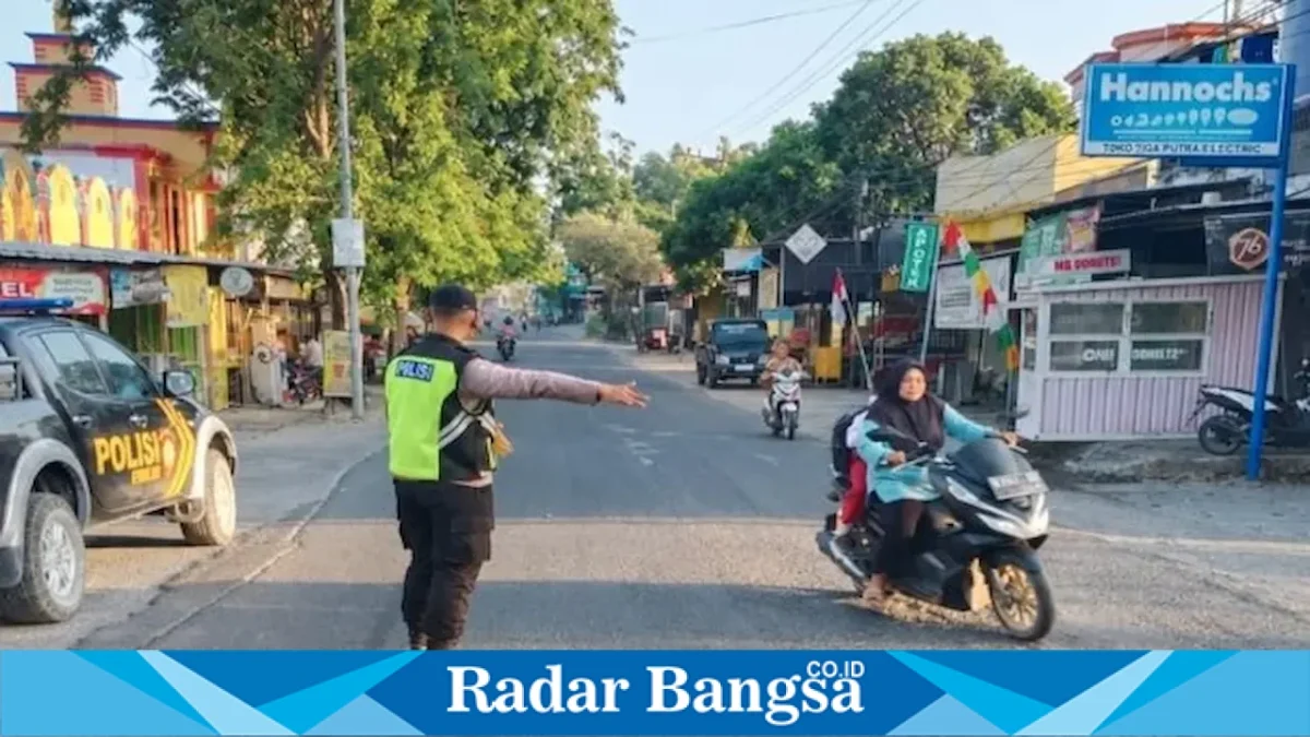 Personel Polsek Laren mengatur arus lalu lintas di Simpang 5 Pasar Laren, Sabtu (12/9/2026). (Foto Dok Ho/RadarBangsa.co.id)