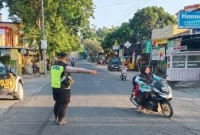 Personel Polsek Laren mengatur arus lalu lintas di Simpang 5 Pasar Laren, Sabtu (12/9/2026). (Foto Dok Ho/RadarBangsa.co.id)