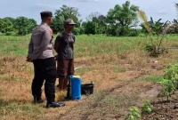 Polmas Polsek Laren saat mengecek lahan cabai rawit milik warga di Desa Gampangsejati, Lamongan, Sabtu (5/9/2026). (Foto Dok Ho/RadarBangsa.co.id)