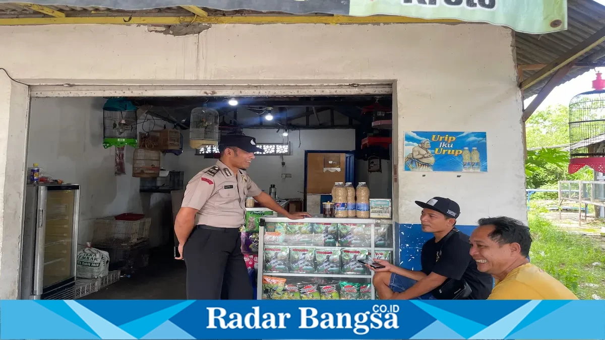 Petugas Polsek Laren saat memberikan sosialisasi kepada pemuda Desa Laren, Senin (7/9/2026). (Foto Dok Ho/RadarBangsa.co.id)