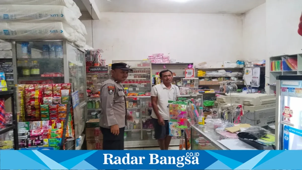 Polisi melaksanakan patroli dialogis dan menyampaikan pesan kamtibmas kepada pemilik toko di Desa Gampangsejati, Jumat (11/9/2026). (Foto Dok Ho/RadarBangsa.co.id)