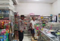 Polisi melaksanakan patroli dialogis dan menyampaikan pesan kamtibmas kepada pemilik toko di Desa Gampangsejati, Jumat (11/9/2026). (Foto Dok Ho/RadarBangsa.co.id)