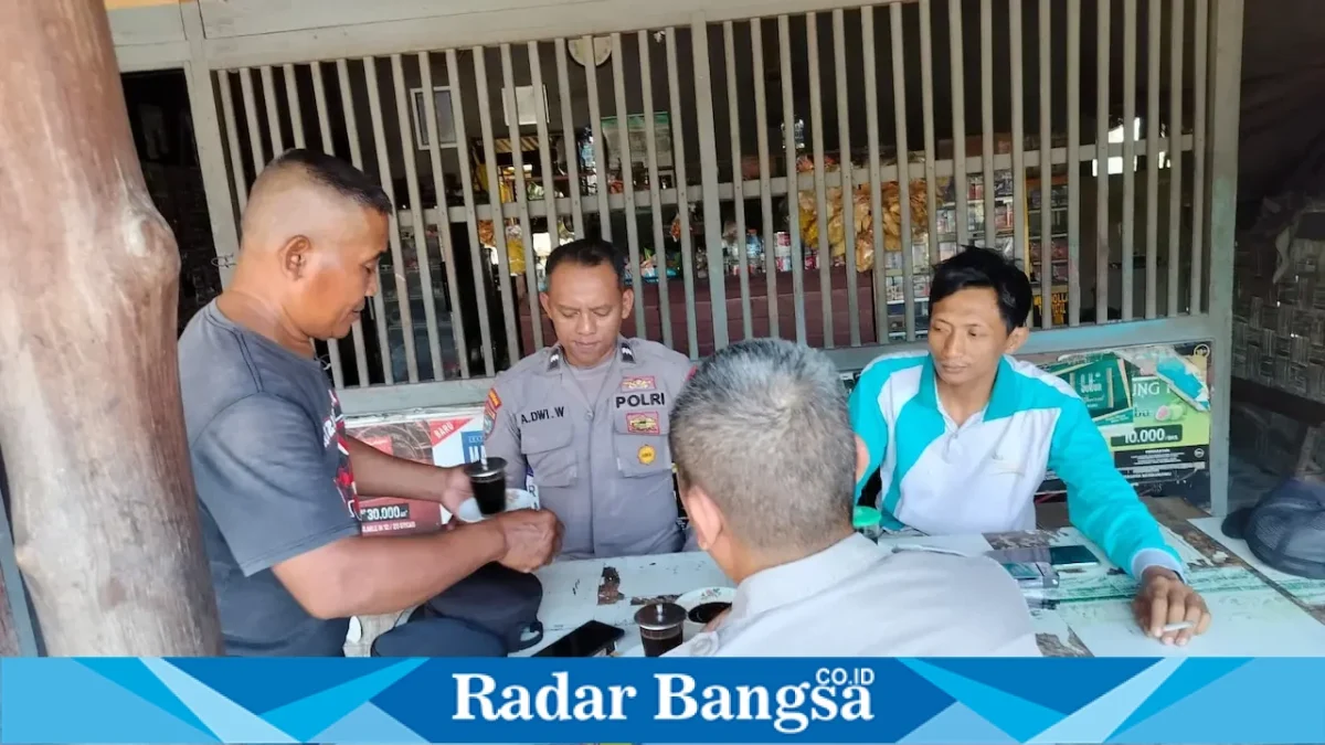 Petugas Polsek Laren menyampaikan imbauan terkait bahaya judol dan pinjol saat patroli di Desa Bulutigo, Sabtu (12/9/2026). (Foto Dok Ho/RadarBangsa.co.id)