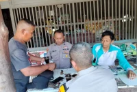 Petugas Polsek Laren menyampaikan imbauan terkait bahaya judol dan pinjol saat patroli di Desa Bulutigo, Sabtu (12/9/2026). (Foto Dok Ho/RadarBangsa.co.id)