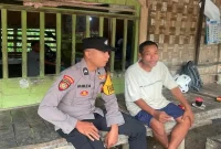 Petugas Polsek Laren Bripda Mirza saat menyampaikan imbauan Kamtibmas kepada warga Desa Gelap, Jumat (4/9/2026). (Foto Dok Ho/RadarBangsa.co.id)