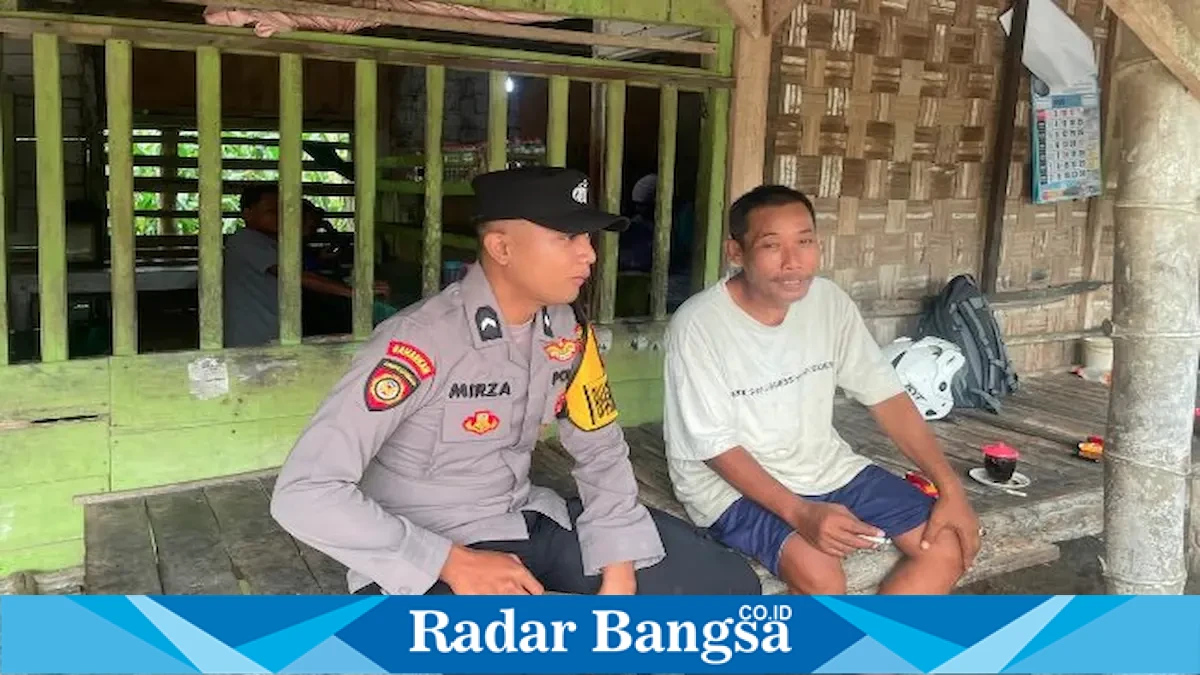 Petugas Polsek Laren Bripda Mirza saat menyampaikan imbauan Kamtibmas kepada warga Desa Gelap, Jumat (4/9/2026). (Foto Dok Ho/RadarBangsa.co.id)