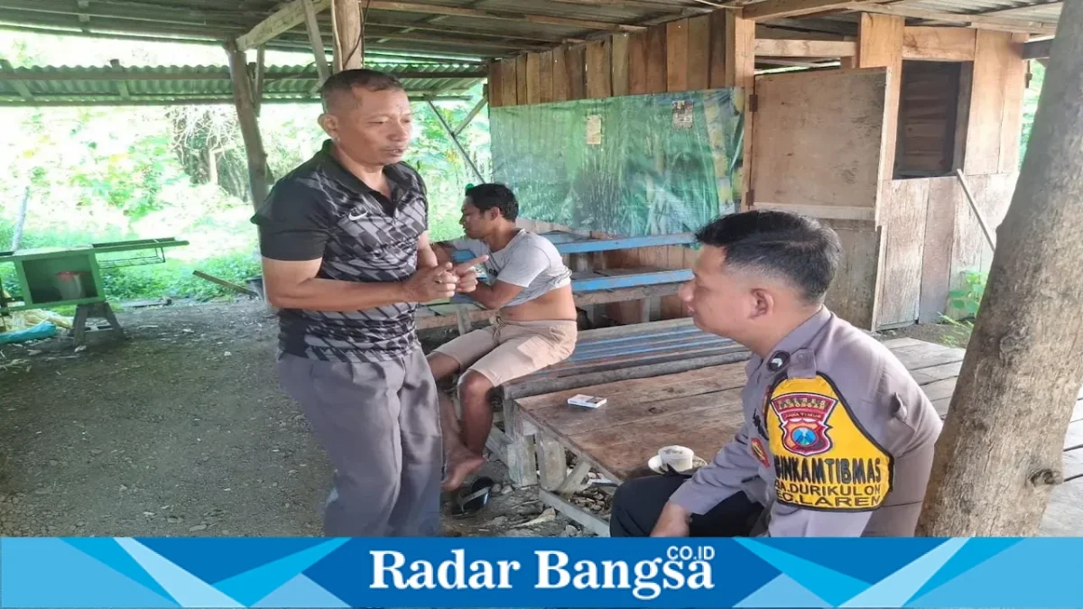 Petugas Polsek Laren saat berdialog dengan warga Desa Siser, Kamis (3/9/2026). (Foto Dok Ho/RadarBangsa.co.id)