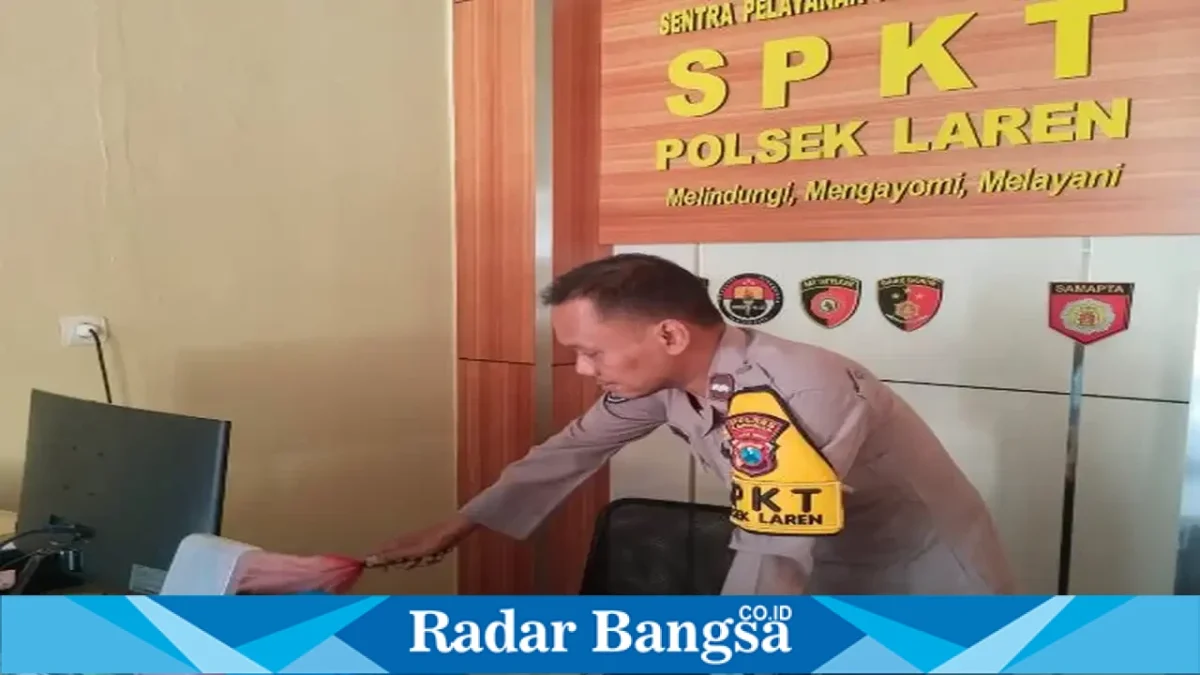 Petugas mempersiapkan sarana dan prasarana pelayanan di Mapolsek Laren, Minggu (20/09/2026). (Dok. Ho/RadarBangsa.co.id)
