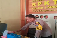 Petugas mempersiapkan sarana dan prasarana pelayanan di Mapolsek Laren, Minggu (20/09/2026). (Dok. Ho/RadarBangsa.co.id)