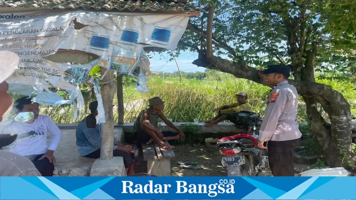 Petugas Polsek Laren melaksanakan patroli dialogis dan menyampaikan imbauan kamtibmas kepada warga Dusun Prijeklor, Minggu (13/9/2026). (Foto Dok Ho/RadarBangsa.co.id)
