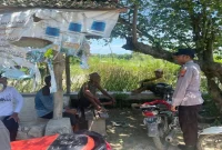 Petugas Polsek Laren melaksanakan patroli dialogis dan menyampaikan imbauan kamtibmas kepada warga Dusun Prijeklor, Minggu (13/9/2026). (Foto Dok Ho/RadarBangsa.co.id)