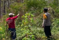 Petugas Polsek Laren melakukan patroli dan memberikan edukasi kepada penggarap ladang di Desa Gampangsejati, Sabtu (5/9/2026). (Foto Dok Ho/RadarBangsa.co.id)
