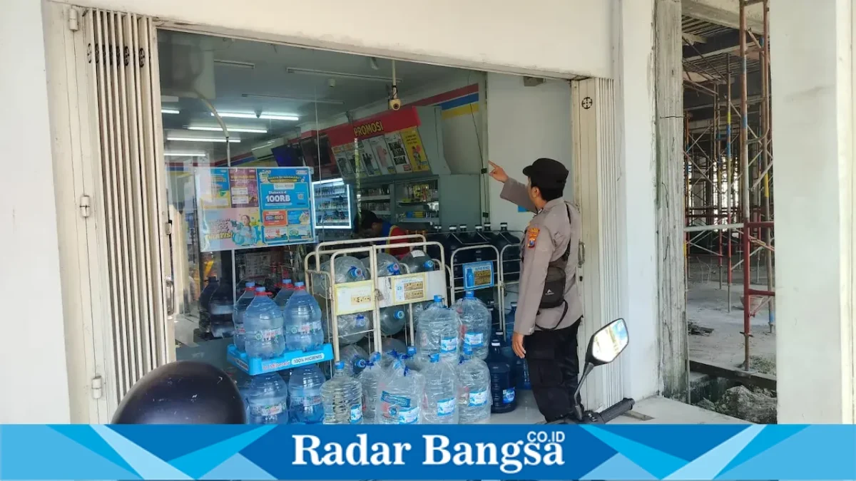 Petugas Polsek Laren melakukan patroli dan pengecekan keamanan di sejumlah objek vital, Sabtu (12/9/2026). (Foto Dok Ho/RadarBangsa.co.id)