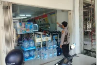 Petugas Polsek Laren melakukan patroli dan pengecekan keamanan di sejumlah objek vital, Sabtu (12/9/2026). (Foto Dok Ho/RadarBangsa.co.id)