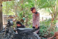 Petugas kepolisian melaksanakan patroli dialogis dan menyampaikan pesan kamtibmas di bengkel Desa Laren, Sabtu (5/9/2026). (Foto Dok Ho/RadarBangsa.co.id)