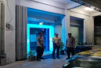 Petugas Polsek Laren melaksanakan patroli malam dengan menyambangi sejumlah objek vital, Sabtu (5/9/2026). (Foto Dok Ho/RadarBangsa.co.id)