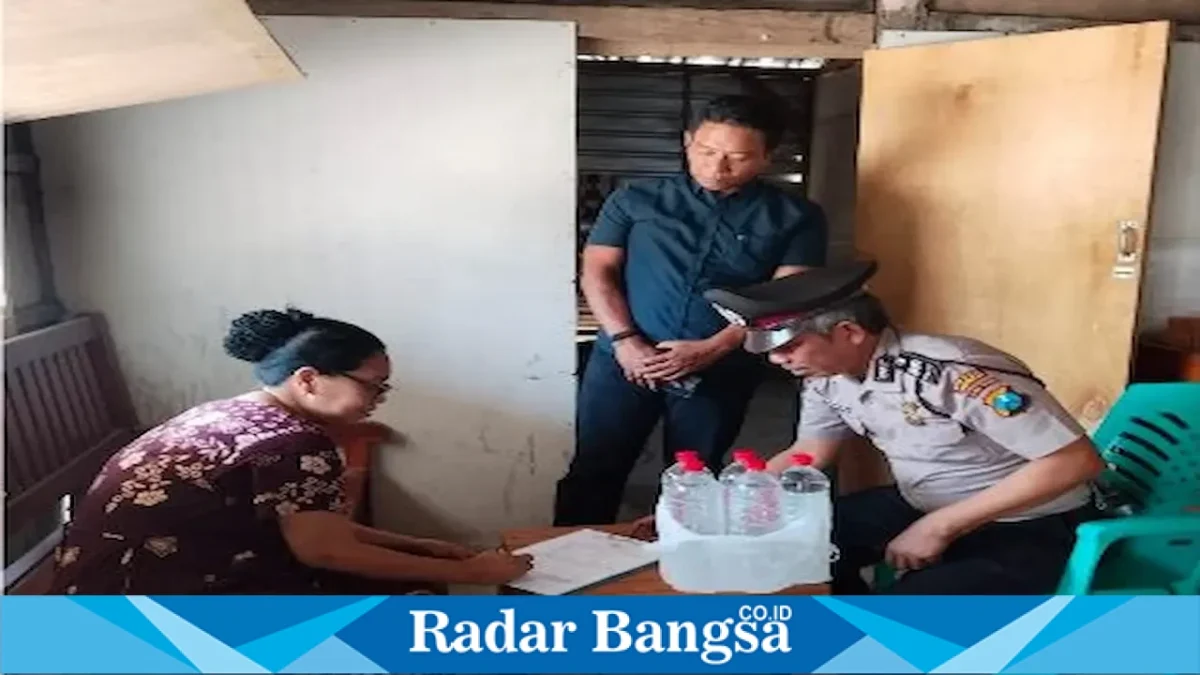Petugas Polsek Laren mengamankan 7,5 liter miras jenis arak dari warung di Desa Bulubrangsi, Senin (7/9/2026). (Foto Dok Ho/RadarBangsa.co.id)