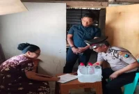 Petugas Polsek Laren mengamankan 7,5 liter miras jenis arak dari warung di Desa Bulubrangsi, Senin (7/9/2026). (Foto Dok Ho/RadarBangsa.co.id)