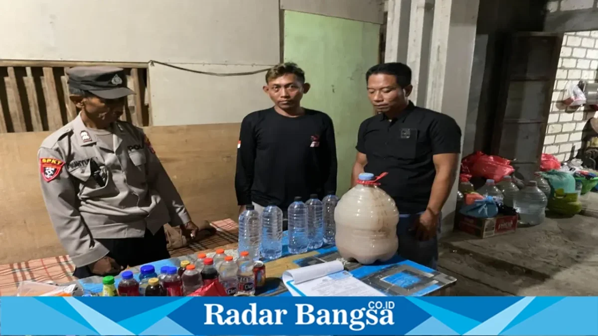 Polsek Laren mengamankan minuman keras jenis tuak dan arak dalam kegiatan KRYD di wilayah Kecamatan Laren, Lamongan, Sabtu (12/9/2026). (Foto Dok Ho/RadarBangsa.co.id)