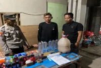 Polsek Laren mengamankan minuman keras jenis tuak dan arak dalam kegiatan KRYD di wilayah Kecamatan Laren, Lamongan, Sabtu (12/9/2026). (Foto Dok Ho/RadarBangsa.co.id)