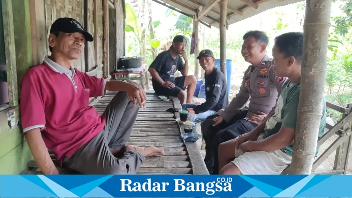 Polisi berdialog dan menyosialisasikan Layanan 110 kepada warga Desa Pelangwot, Selasa (15/9/2026). (Dok. Ho/RadarBangsa.co.id)
