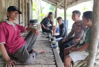 Polisi berdialog dan menyosialisasikan Layanan 110 kepada warga Desa Pelangwot, Selasa (15/9/2026). (Dok. Ho/RadarBangsa.co.id)