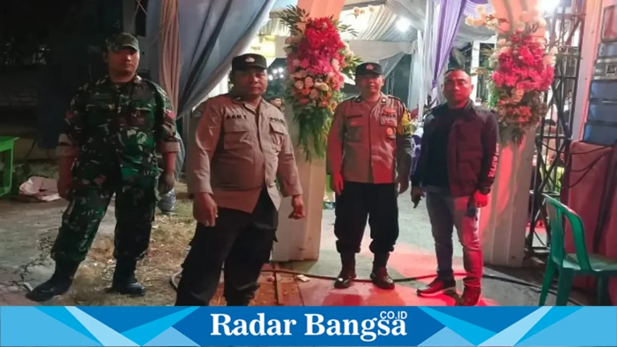 Personel Polsek Tikung bersama unsur TNI dan Satpol PP melaksanakan pengamanan hiburan elektun hajatan pernikahan di Dusun Kaliombo, Desa Balongwangi, Tikung, Lamongan, Kamis (24/9/2026). (Dok. Ho/RadarBangsa.co.id)