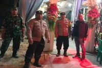 Personel Polsek Tikung bersama unsur TNI dan Satpol PP melaksanakan pengamanan hiburan elektun hajatan pernikahan di Dusun Kaliombo, Desa Balongwangi, Tikung, Lamongan, Kamis (24/9/2026). (Dok. Ho/RadarBangsa.co.id)