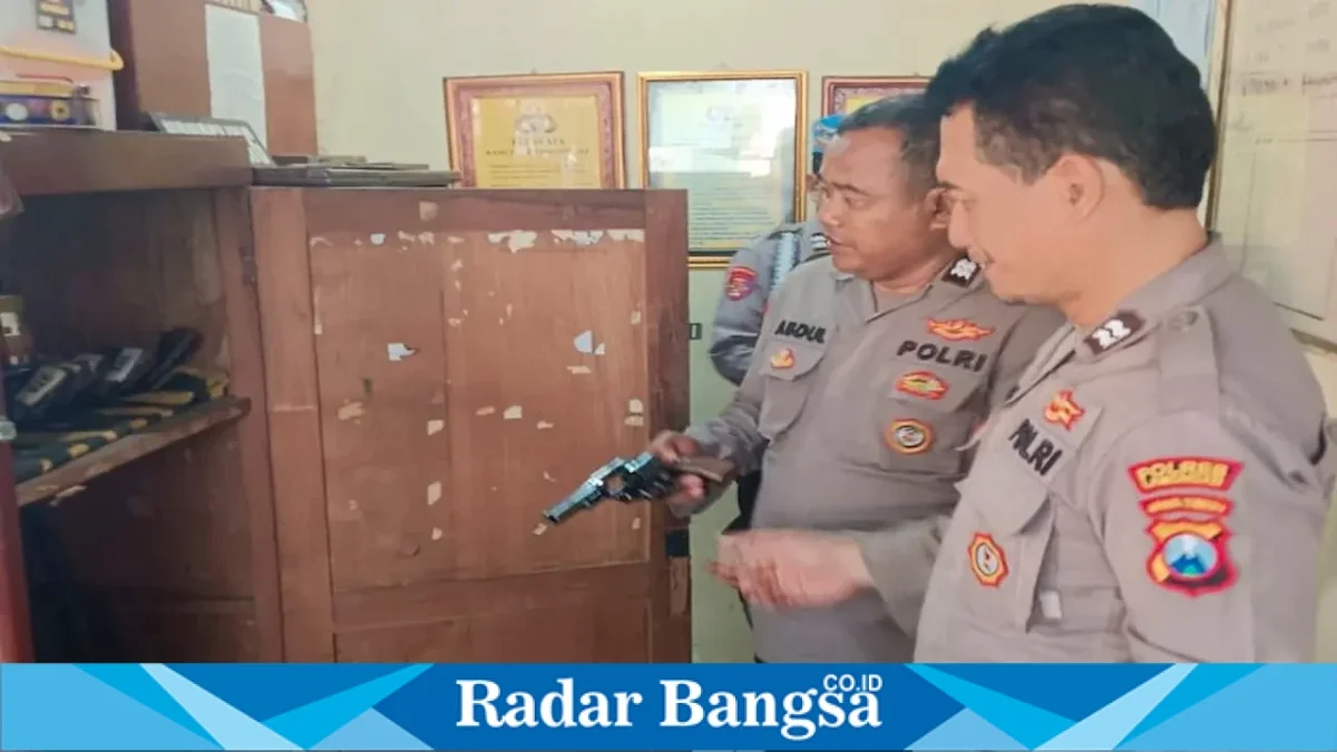 Personel Polsek Tikung saat melakukan pengecekan tugas jaga dan inventaris kepolisian di Mapolsek Tikung, Senin (14/9/2026). (Dok. Ho/RadarBangsa.co.id)