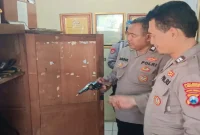 Personel Polsek Tikung saat melakukan pengecekan tugas jaga dan inventaris kepolisian di Mapolsek Tikung, Senin (14/9/2026). (Dok. Ho/RadarBangsa.co.id)