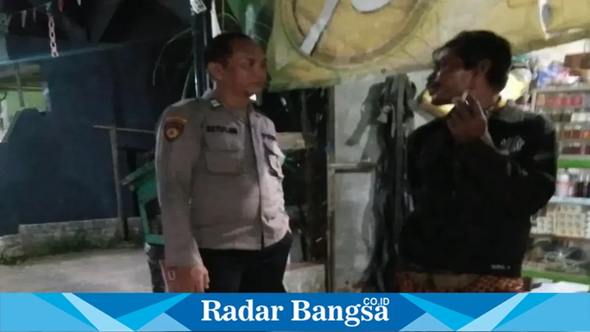 Personel Polsek Tikung melaksanakan patroli dialogis di wilayah Kecamatan Tikung, Lamongan, Rabu (16/9/2026) malam. (Dok. Ho/RadarBangsa.co.id)