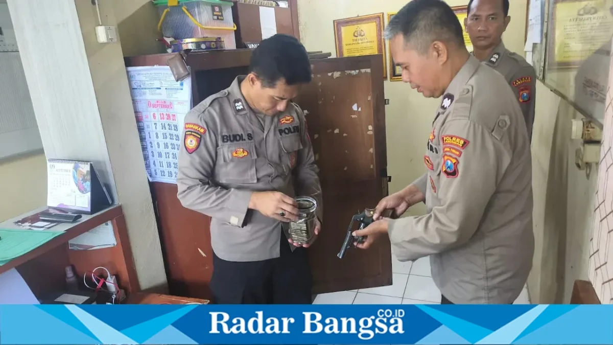 Personel Polsek Tikung memeriksa inventaris dinas usai serah terima tugas jaga, Kamis (10/9/2026). (Foto Dok Ho/RadarBangsa.co.id)