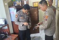 Personel Polsek Tikung memeriksa inventaris dinas usai serah terima tugas jaga, Kamis (10/9/2026). (Foto Dok Ho/RadarBangsa.co.id)