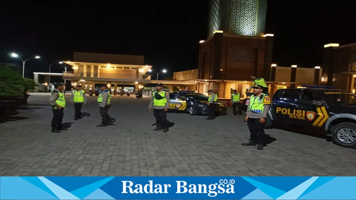 Personel gabungan Polsek Tikung saat menggelar patroli KRYD di sejumlah titik rawan wilayah Tikung, Lamongan, Sabtu (5/9/2026) malam. (Foto Dok Ho/RadarBangsa.co.id)