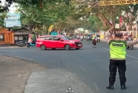 Personel Polsek Tikung melakukan pengaturan lalu lintas dalam Commanderwish pagi, Jumat (11/9/2026). (Foto Dok Ho/RadarBangsa.co.id)