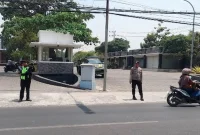 Personel Polsek Tikung bersama Polwan Polres Lamongan mengamankan Salat Jumat di Masjid Namira, Jumat (4/9/2026). (Foto Dok Ho/RadarBangsa.co.id)