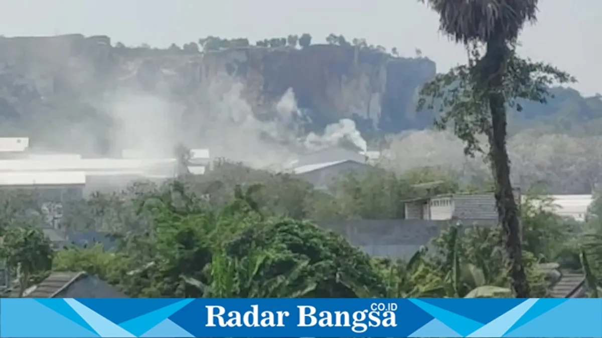 Tangkapan layar video polusi debu dari pabrik pengolahan dolomit di Desa Drajat, Lamongan. (Foto Dok Ho/RadarBangsa.co.id)