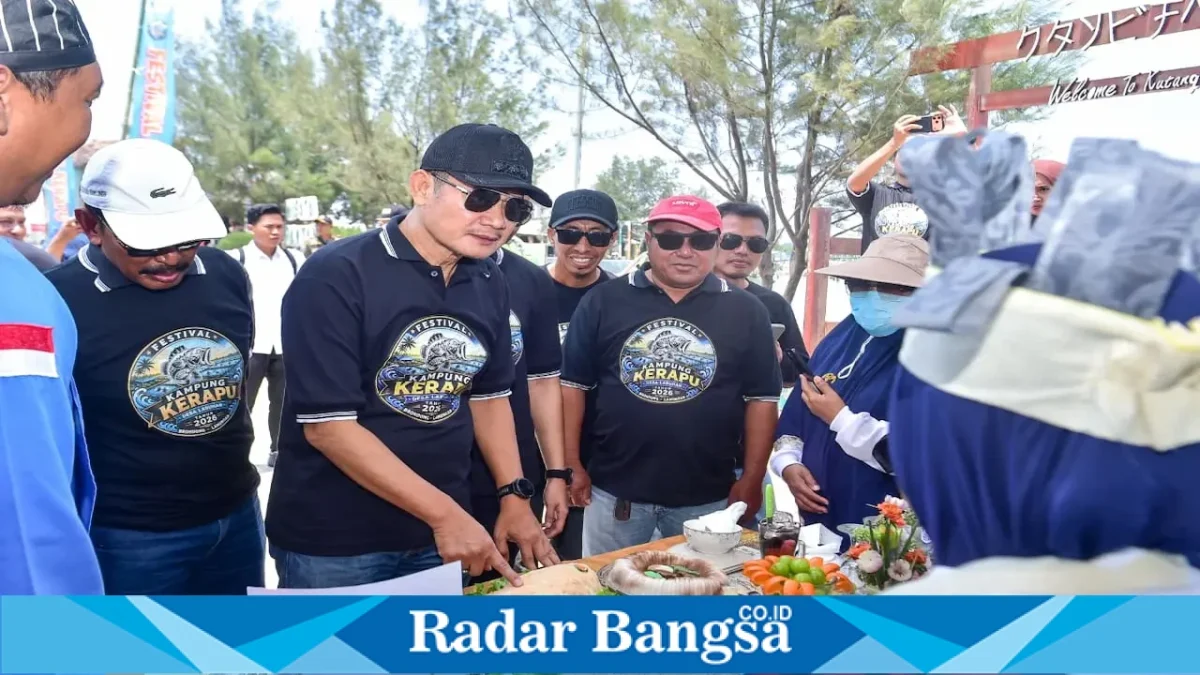 Bupati Lamongan Yuhronur Efendi saat menghadiri Festival Kerapu 2026 di Area Parkir Wisata Pantai Kutang, Desa Labuhan, Minggu (13/9/2026). (Dok. Ho/RadarBangsa.co.id)
