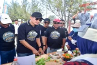 Bupati Lamongan Yuhronur Efendi saat menghadiri Festival Kerapu 2026 di Area Parkir Wisata Pantai Kutang, Desa Labuhan, Minggu (13/9/2026). (Dok. Ho/RadarBangsa.co.id)