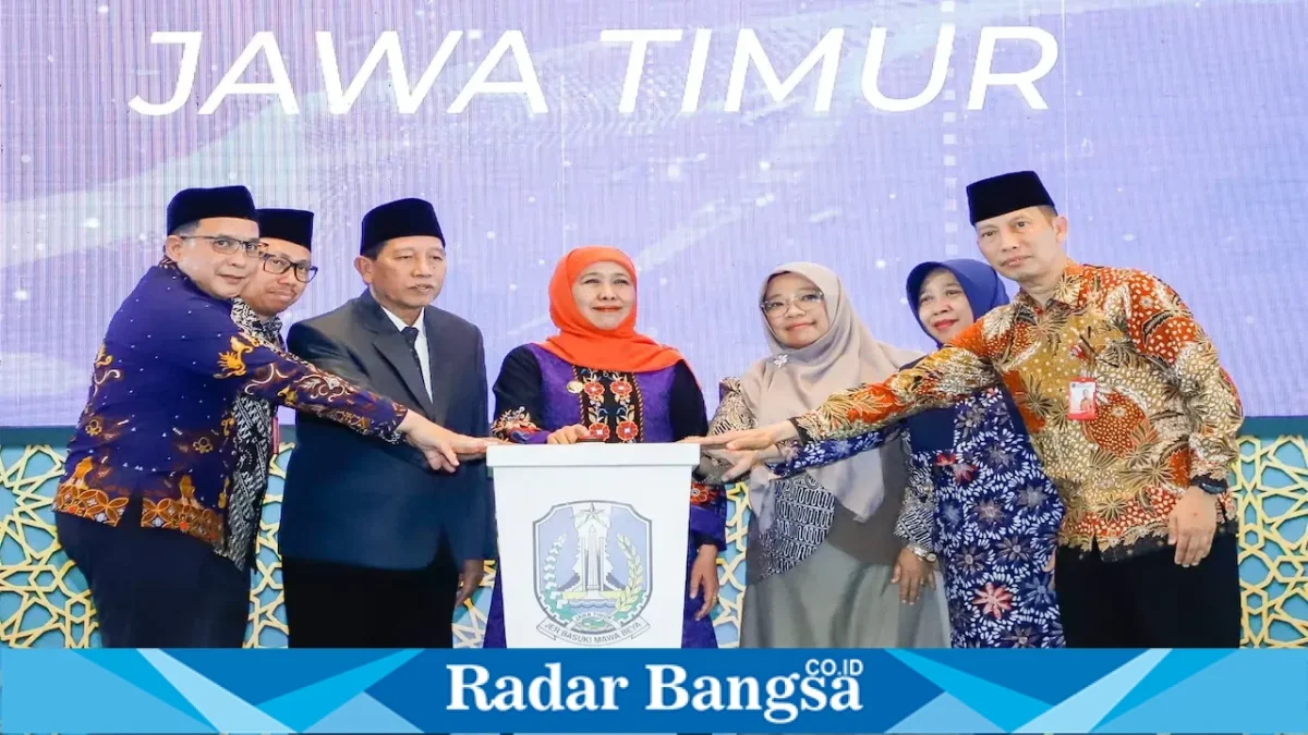 Gubernur Jawa Timur Khofifah Indar Parawansa saat meresmikan Pusat Riset Pesantren dan Diniyah Jatim di Surabaya, Kamis (10/9/2026). (Foto Dok Ho/RadarBangsa.co.id)