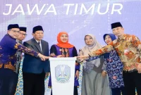 Gubernur Jawa Timur Khofifah Indar Parawansa saat meresmikan Pusat Riset Pesantren dan Diniyah Jatim di Surabaya, Kamis (10/9/2026). (Foto Dok Ho/RadarBangsa.co.id)