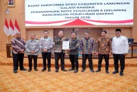 Rapat Paripurna DPRD Lamongan dengan agenda jawaban Bupati atas pandangan fraksi terkait Raperda Perubahan APBD 2026, Kamis (10/9/2026). (Foto Dok Ho/RadarBangsa.co.id)
